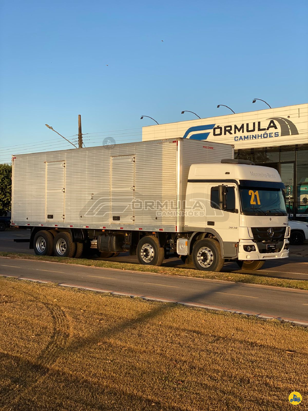 CAMINHAO MERCEDES-BENZ MB 3030 Baú Furgão BiTruck 8x2 Fórmula Caminhões LUCAS DO RIO VERDE MATO GROSSO MT